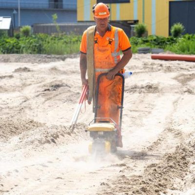Meewerkend voorman GGW Robert aan het werk met een trilplaat