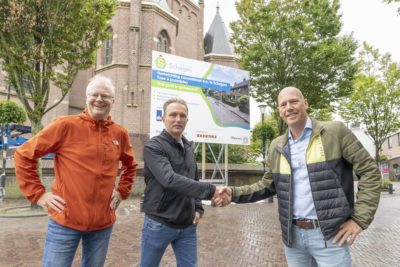 start herinrichting binnenstad Schagen met een handdruk bij bouwbord