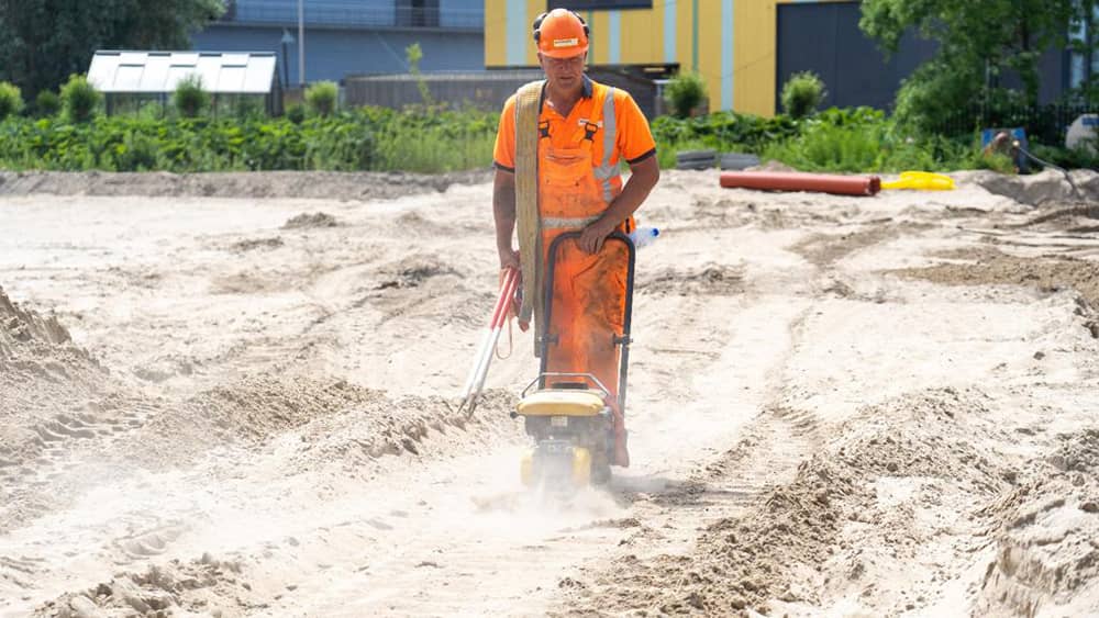 meewerkend voorman GWW trilt zand aan