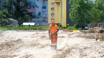 meewerkend voorman gww Robert aan het werk met de trilplaat