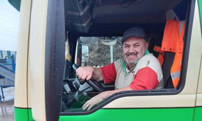 chauffeur hidde in de cabine van zijn vrachtwagen