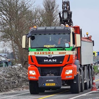 Chauffeur Hidde in de vrachtwagen