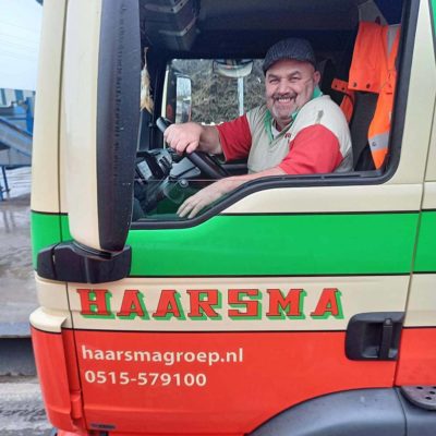 Chauffeur Hidde in zijn cabine tijdens transport