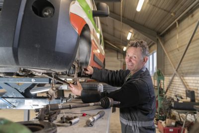 monteur Wieberen onderhoud een auto