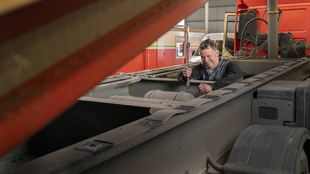 service monteur Wiebren aan het sleutelen met een vrachtwagen