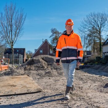 uitvoerder aanwezig op infrastructuur project van Haarsma