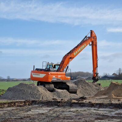 Aanleg infra met kraan voor nieuwbouw woningen