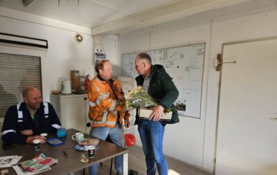 Kraanmachinist Ruurd 45 jaar in dienst en wordt getrakteerd door directeur Tjeerd Haarsma op taart