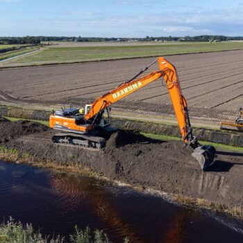 Rupskraanmachinist aan het werk op project van Haarsma