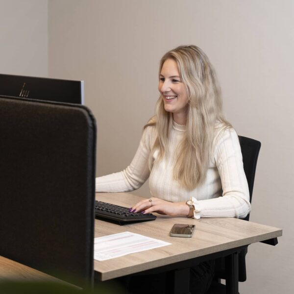 administratief medewerker aan het werk