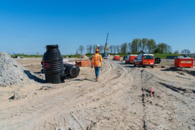 landmeter Eelco aan het werk bij project de Draai Heerhugowaard