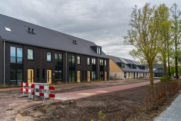 Geasfalteerde fietspaden in nieuwbouwwijk de Vork Heerhugowaard