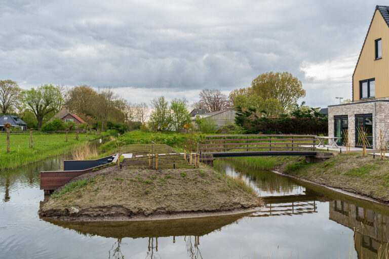 Brug en stijger in nieuwbouwwijk de Vork Heerhugowaard