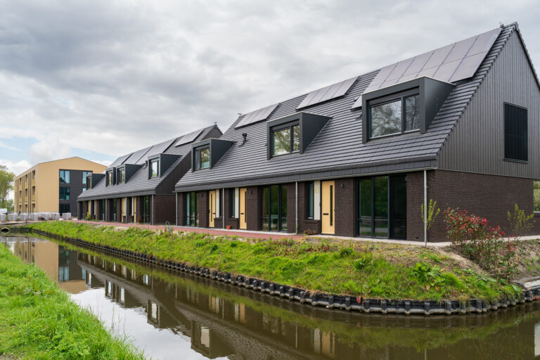 Geschakelde woningen in nieuwbouwwijk de Vork Heerhugowaard