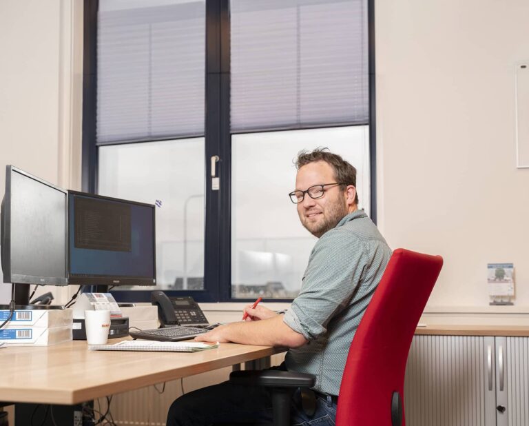 calculator aan het werk achter zijn bureau