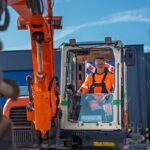 Kraanmachinist tijdens reconstructie riool Kalkovens Makkum door Haarsma Groep