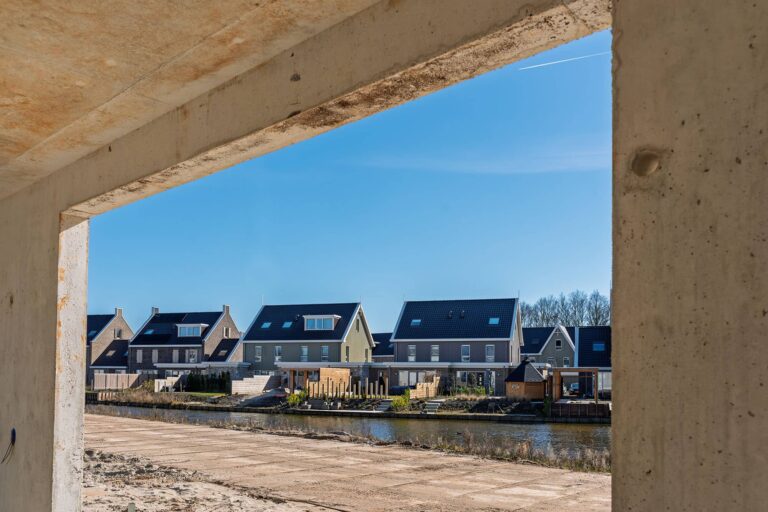 Nieuwbouw wijk Kwadijkerpark Purmerend bekeken vanuit een woning in aanbouw