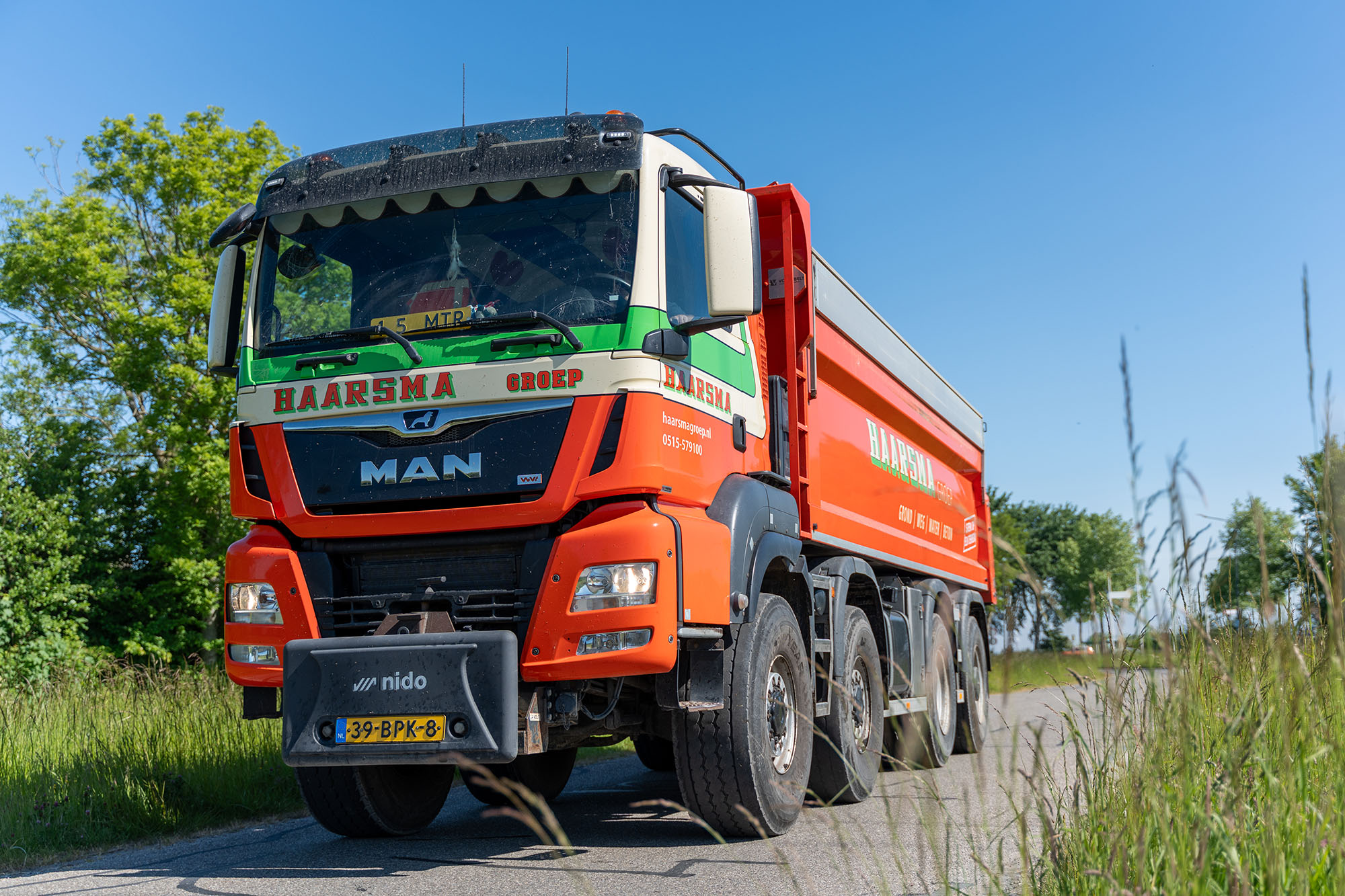 8x8 vrachtwagen van Haarsma onderweg