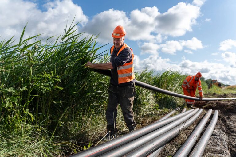 Grondwerker legt kabels voor energietransitie door Haarsma Groep bij Oterleek Obdam