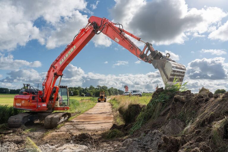 Graafmachine graaft sleuf voor energietransitie door Haarsma Groep bij Oterleek Obdam