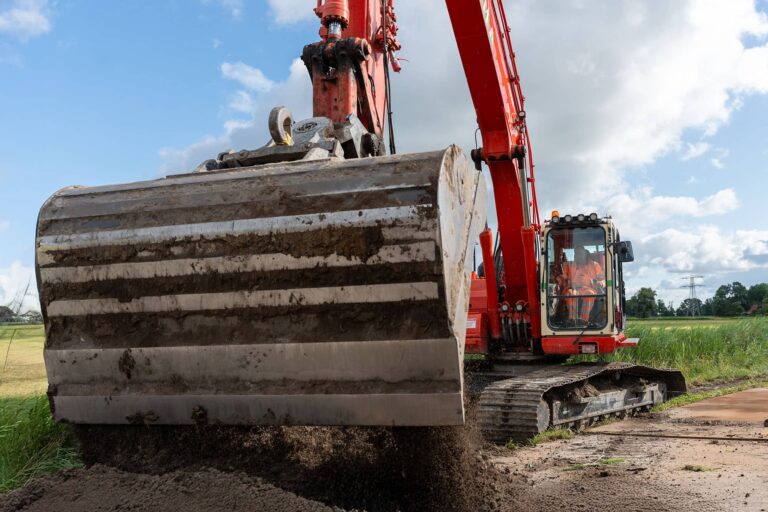 Graafmachine graaft sleuf voor energietransitie door Haarsma Groep bij Oterleek Obdam