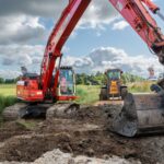 Graafmachine graaft sleuf voor energietransitie door Haarsma Groep bij Oterleek Obdam