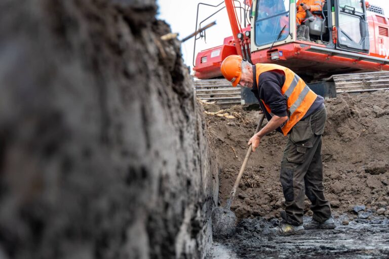 Grondwerker werkt in sleuf voor de energietransitie door Haarsma Groep bij Oterleek Obdam