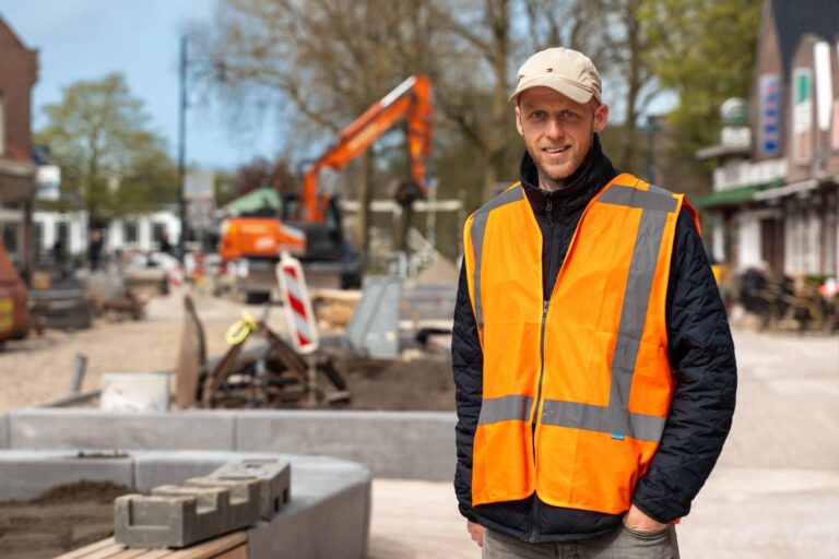 Uitvoerder Johan van Haarsma bij zijn project in de binnenstad van Bolsward