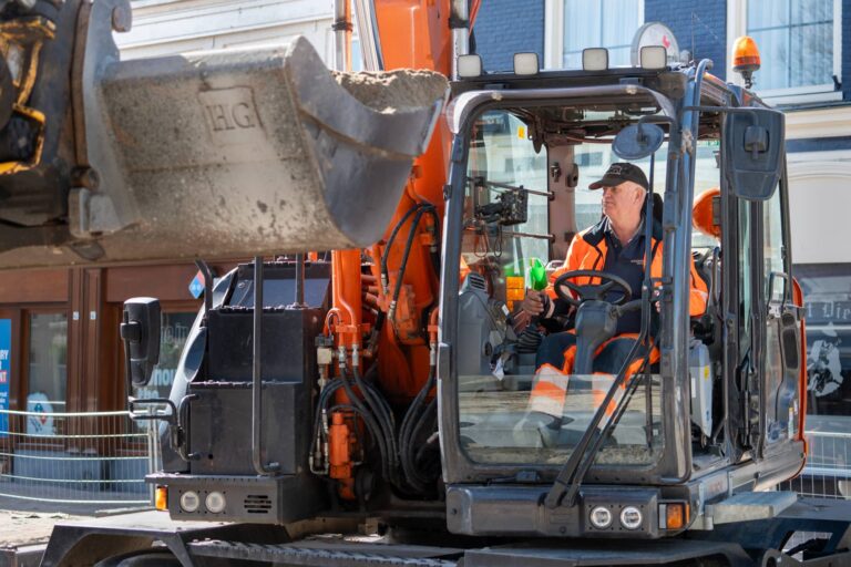 Kraanmachinist van Haarsma aan het werk in de binnenstad van Bolsward