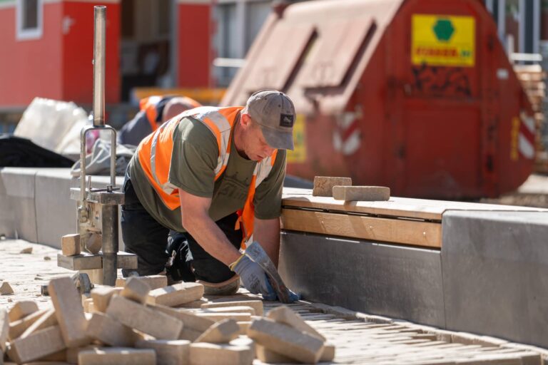 Nieuwe bestrating wordt aangelegd in de binnenstad van Bolsward