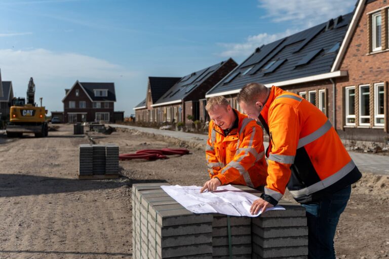 Michel en Harm overleggen bij een tekening in de wijk in Obdam die woonrijp gemaakt moet worden